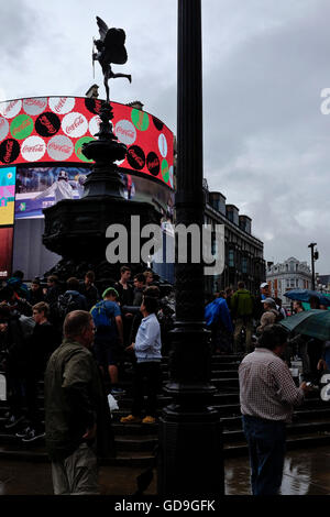 London Piccadilly Circus. Les néons lumineux de l'éclairage de fond de l'affiche de publicité Eros dans Piccadilly Circus London sur un jour de pluie Banque D'Images