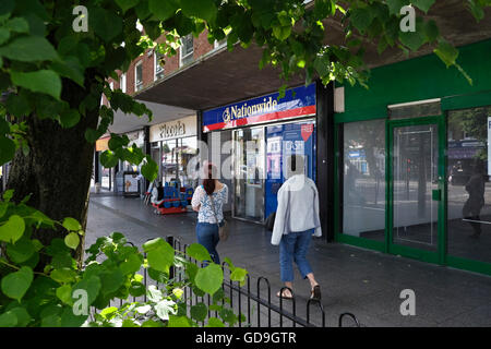 Les gens passent devant un distributeur automatique de billets sur la rue principale de Brentwood Essex en Angleterre Banque D'Images