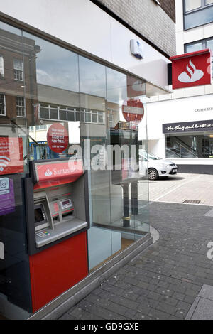 Brentwood UK. Une banque britannique Santander UN DISTRIBUTEUR AUTOMATIQUE sur un High Street Banque D'Images