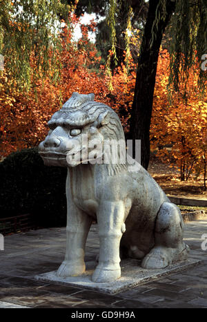 Lion de pierre sur la voie sacrée. L'un des plus impressionnants sites touristiques à les Tombeaux des Ming est la voie sacrée. Banque D'Images