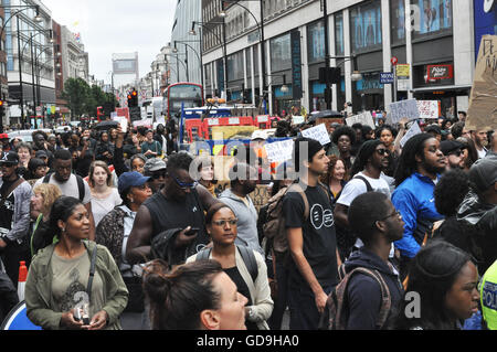 Scènes pour Oxford Street à th Black vit Question U.K protester alors que des milliers de personnes se sont rassemblées et ont marché en solidarité. Banque D'Images