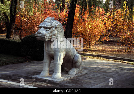 Lion de pierre sur la voie sacrée. L'un des plus impressionnants sites touristiques à les Tombeaux des Ming est la voie sacrée. Banque D'Images