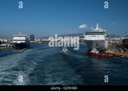 Un navire de croisière (à droite) et d'un ferry (à gauche) au port grec du Pirée. Le port du Pirée, est le plus grand port grec, est l'un des plus grands ports de l'Europe et du monde, situé dans le bassin méditerranéen. Le port du Pirée a servi comme le port d'Athènes depuis l'antiquité. Banque D'Images