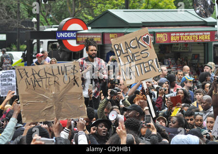 Scènes pour Oxford Street à th Black vit Question U.K protester alors que des milliers de personnes se sont rassemblées et ont marché en solidarité. Banque D'Images