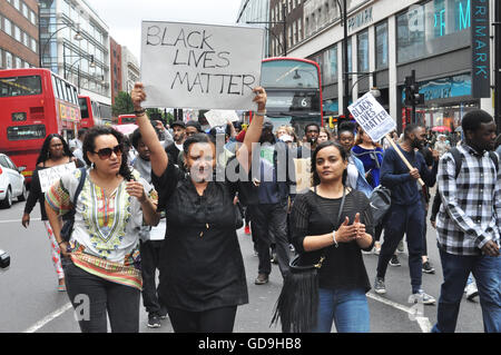 Scènes pour Oxford Street à th Black vit Question U.K protester alors que des milliers de personnes se sont rassemblées et ont marché en solidarité. Banque D'Images