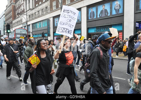 Scènes pour Oxford Street à th Black vit Question U.K protester alors que des milliers de personnes se sont rassemblées et ont marché en solidarité. Banque D'Images