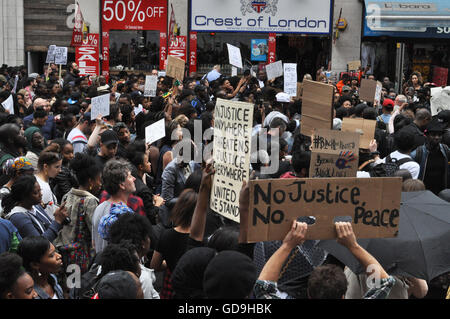 Scènes pour Oxford Street à th Black vit Question U.K protester alors que des milliers de personnes se sont rassemblées et ont marché en solidarité. Banque D'Images