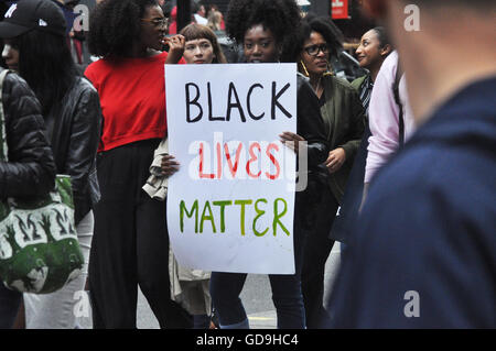 Scènes pour Oxford Street à th Black vit Question U.K protester alors que des milliers de personnes se sont rassemblées et ont marché en solidarité. Banque D'Images