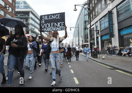 Scènes pour Oxford Street à th Black vit Question U.K protester alors que des milliers de personnes se sont rassemblées et ont marché en solidarité. Banque D'Images