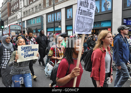 Scènes pour Oxford Street à th Black vit Question U.K protester alors que des milliers de personnes se sont rassemblées et ont marché en solidarité. Banque D'Images