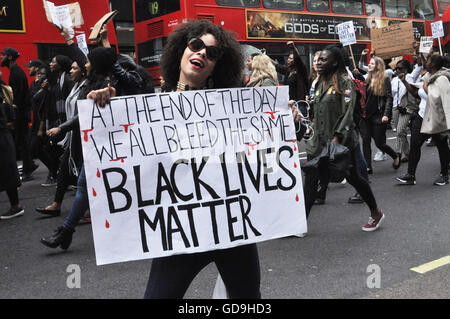 Scènes pour Oxford Street à th Black vit Question U.K protester alors que des milliers de personnes se sont rassemblées et ont marché en solidarité. Banque D'Images