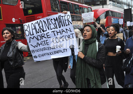 Scènes pour Oxford Street à th Black vit Question U.K protester alors que des milliers de personnes se sont rassemblées et ont marché en solidarité. Banque D'Images