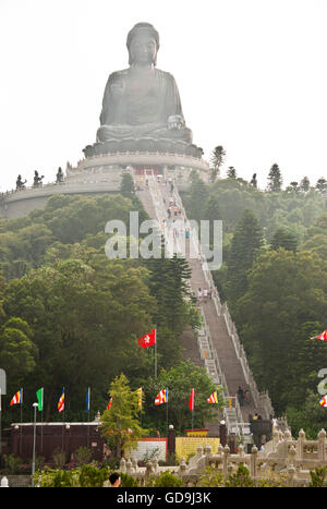 Tian Tan Buddha, le plus grand Bouddha assis statue sur l'île de Lantau, Hong Kong, Chine, Asie Banque D'Images