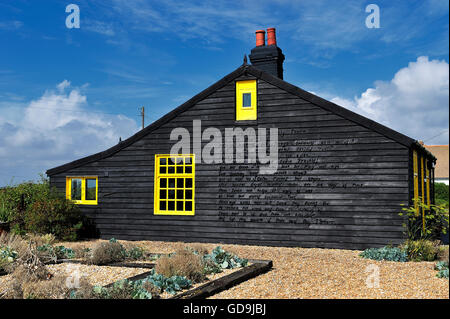 Perspective Cottage, ancienne propriété de la fin de l'artiste et réalisateur Derek Jarman, le gîte lui-même est peint en noir, avec un Banque D'Images