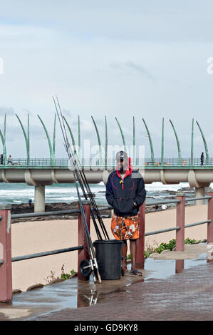 DURBAN, AFRIQUE DU SUD - Juillet 09, 2016 : pêcheur au la plage près de la jetée du millénaire à Umhlanga Rocks Banque D'Images