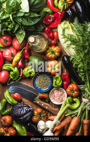 Variété de légumes crus frais pour la cuisine saine ou salade de décisions et couteau, vue du dessus. Régime alimentaire ou la nourriture végétarienne concept Banque D'Images