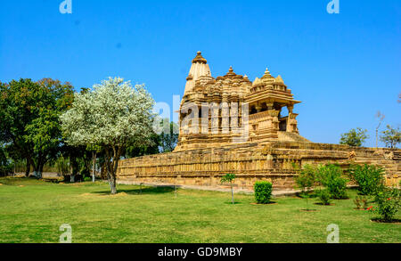 Chitragupta temple hindou contre ciel bleu - Khajuraho Madhya Pradesh, Inde Banque D'Images