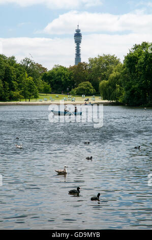 Image Portrait de Regents Park à la recherche sur l'eau/lac en direction de la BT Tower (anciennement tour du bureau de poste). Banque D'Images