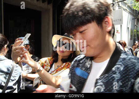 Une belle femme chinoise utilise son smartphone pour prendre un en selfies comme elle se tient une foule de Tianzifang. Shanghai. 01.05.2016. Banque D'Images