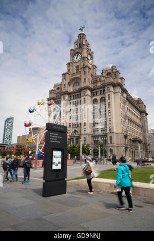 Le Liver Building sur la promenade Riverside côtières sur le front de mer de Liverpool, Merseyside, Royaume-Uni. Le Pier Head est une attraction touristique avec plusieurs notables et développement moderne qui attirent l'attention sur les villes longue histoire et patrimoine comme un port important sur la Mersey. Banque D'Images