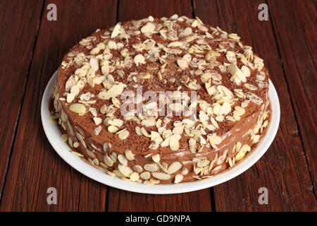 Sandwich au chocolat Gâteau garni d'amandes effilées Banque D'Images