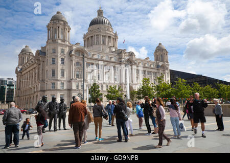 Le Fabuleux Beatles quatre statues sur la promenade Riverside côtières sur le front de mer de Liverpool, Merseyside, Royaume-Uni. Le Pier Head est une attraction touristique avec plusieurs notables et développement moderne qui attirent l'attention sur les villes longue histoire et patrimoine comme un port important sur la Mersey. Banque D'Images