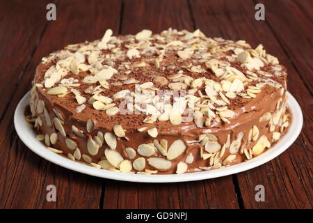 Sandwich au chocolat Gâteau garni d'amandes effilées Banque D'Images