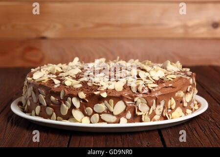 Sandwich au chocolat Gâteau garni d'amandes effilées Banque D'Images