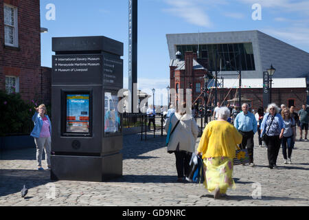 En-Touré au musée sur la promenade Riverside côtières sur le front de mer de Liverpool, Merseyside, Royaume-Uni. Le Pier Head est une attraction touristique avec plusieurs notables et développement moderne qui attirent l'attention sur les villes longue histoire et patrimoine comme un port important sur la Mersey. Banque D'Images