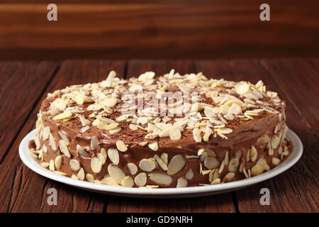 Sandwich au chocolat Gâteau garni d'amandes effilées Banque D'Images