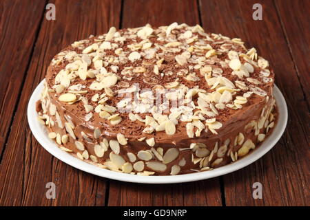 Sandwich au chocolat Gâteau garni d'amandes effilées Banque D'Images