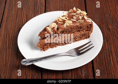 Sandwich au chocolat Gâteau garni d'amandes effilées Banque D'Images