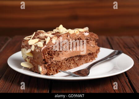 Sandwich au chocolat Gâteau garni d'amandes effilées Banque D'Images