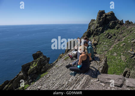 Groupe de touristes bénéficie d''un déjeuner sur l'île de Skellig Michael, Irlandaise où Star Wars : The Force éveille a été filmé, l'Anneau du Kerry. Banque D'Images