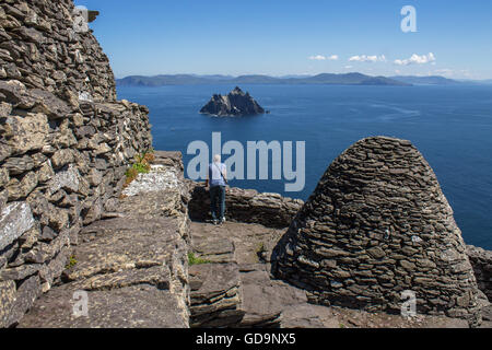 Beehive hut celtiques anciennes monastère sur Skellig Michael, comté de Kerry, film de la guerre des étoiles et du patrimoine de l'UNESCO. Banque D'Images