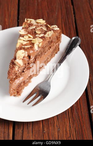 Sandwich au chocolat Gâteau garni d'amandes effilées Banque D'Images