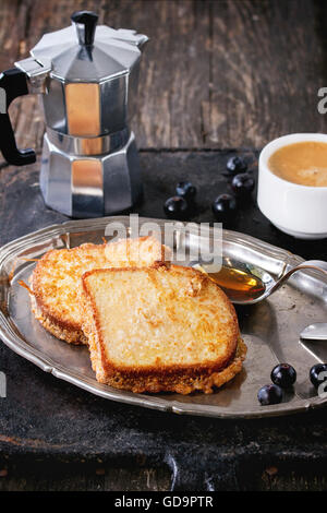 Petit-déjeuner thème. Toasts grillés avec du miel, bleuets, tasse de café espresso et café, servi sur plateau vintage de vieux Banque D'Images
