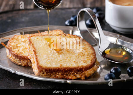 Petit-déjeuner thème. Toasts grillés avec du miel, verser les bleuets et tasse de café espresso, servi sur plateau vintage plus de vieux bois Banque D'Images