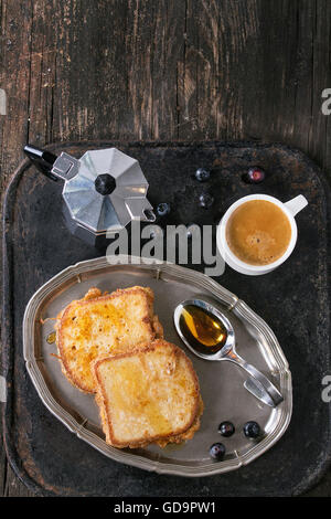 Petit-déjeuner thème. Toasts grillés avec du miel, bleuets, tasse de café espresso et café, servi sur plateau vintage de vieux Banque D'Images