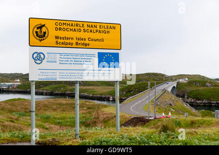 Drapeau européen ou de l'Union européenne et d'insignes signe pour Fonds européen de développement régional à côté de Scalpay pont dans les Hébrides extérieures, en Écosse. Banque D'Images