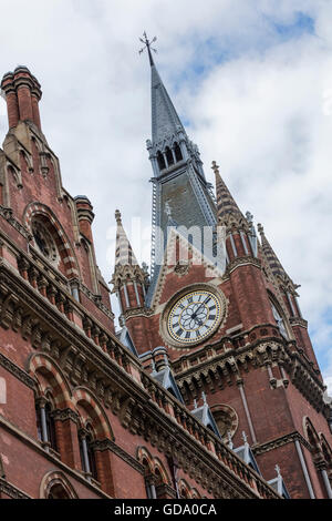 Édifice gothique près de la gare de Kings Cross qui abrite l'hôtel récemment rénové, l'hôtel Renaissance Banque D'Images