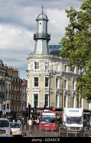 Scène de rue à Londres près de la gare de Kings Cross avec le phare des capacités en Grays Inn Road à l'arrière-plan Banque D'Images