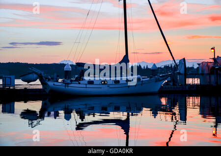 La voile au coucher du soleil Port Orchard, Wa Banque D'Images