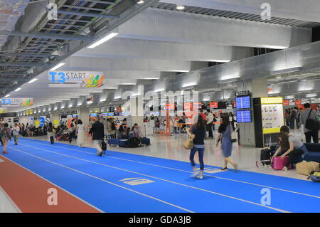 Les gens voyagent à l'aéroport de Narita à Tokyo Japon Terminal 3. Banque D'Images