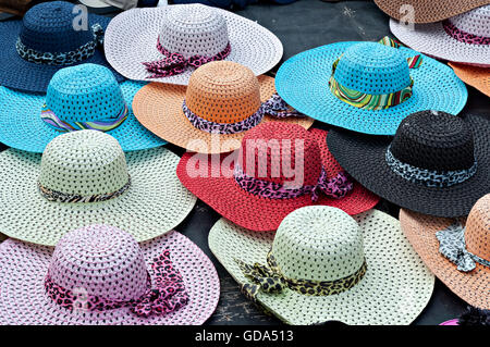 Chapeau à large aux couleurs vives des chapeaux de paille chers à vendre sur le front de mer Banque D'Images