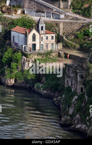 Vieille église au bord du fleuve Douro, raide à Vila Nova de Gaia, Portugal Banque D'Images