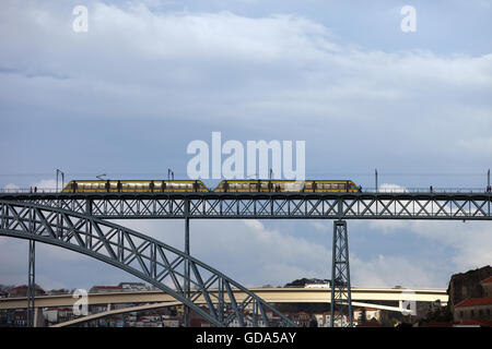 Les transports en métro sur le Pont Dom Luis I à Porto, Portugal Banque D'Images