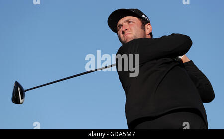 Le Jon Rahm d'Espagne part sur le quatrième trou pendant le premier jour du Championnat d'Open 2016 au Royal Troon Golf Club, South Ayrshire. APPUYEZ SUR ASSOCIATION photo. Date de la photo: Jeudi 14 juillet 2016. Voir PA Story GOLF Open. Le crédit photo devrait se lire comme suit : David Davies/PA Wire. Banque D'Images