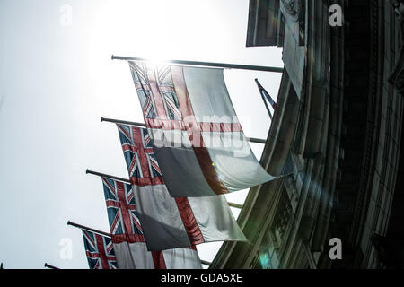 Le pavillon blanc à la vague des drapeaux arc Admirality, le Mall, Londres, UK © Alberto Pezzali/Alamy Stock Photo Banque D'Images