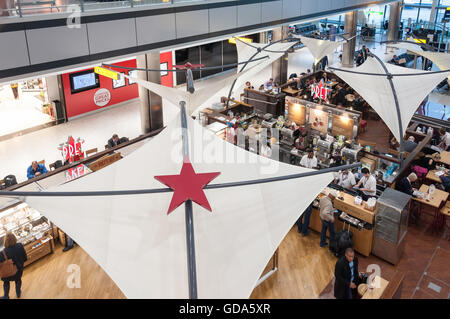 "Pret a manger" café-restaurant dans la salle de Départ, Terminal 5, Heathrow Airport, Londres, Angleterre, Royaume-Uni Banque D'Images